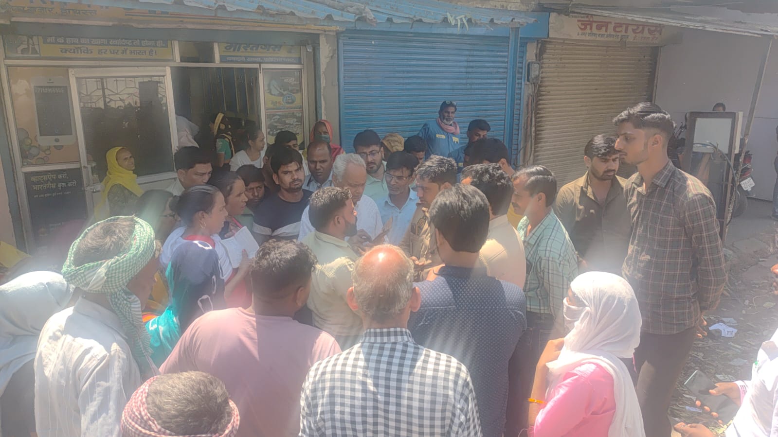 गैस सिलेंडर नही मिलने पर श्याम गैस एजेंसी पर उपभोक्ताओ का हंगामा, मौके पर पहुँची पुलिस, एजेंसी वाले बोले प्लांट से नही मिल रही गैस