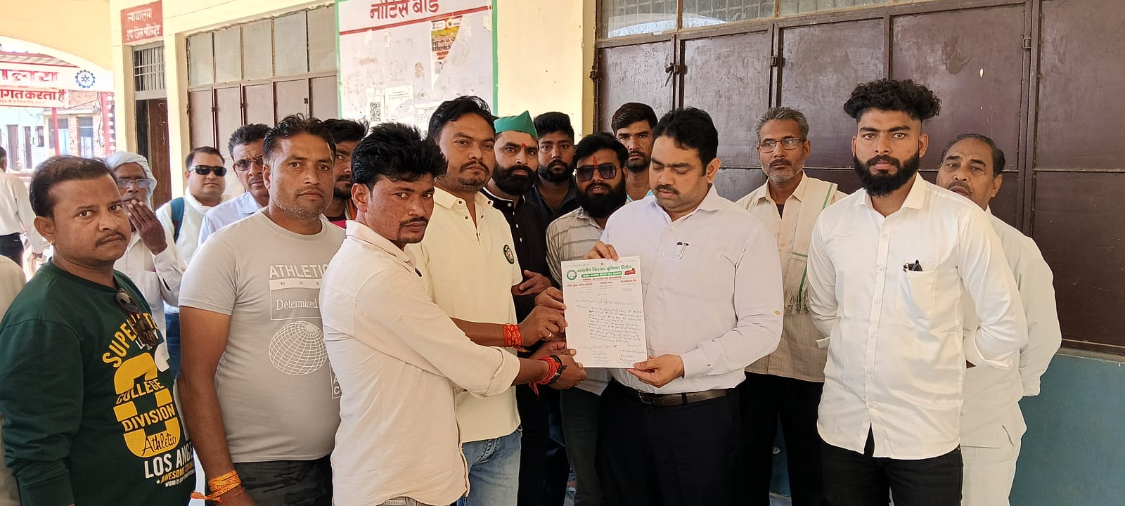 भारतीय किसान यूनियन टिकैत के पदाधिकारियों ने किसानों के साथ विशेष पंचायत कर एसडीएम को सौंपा ज्ञापन, की मांग