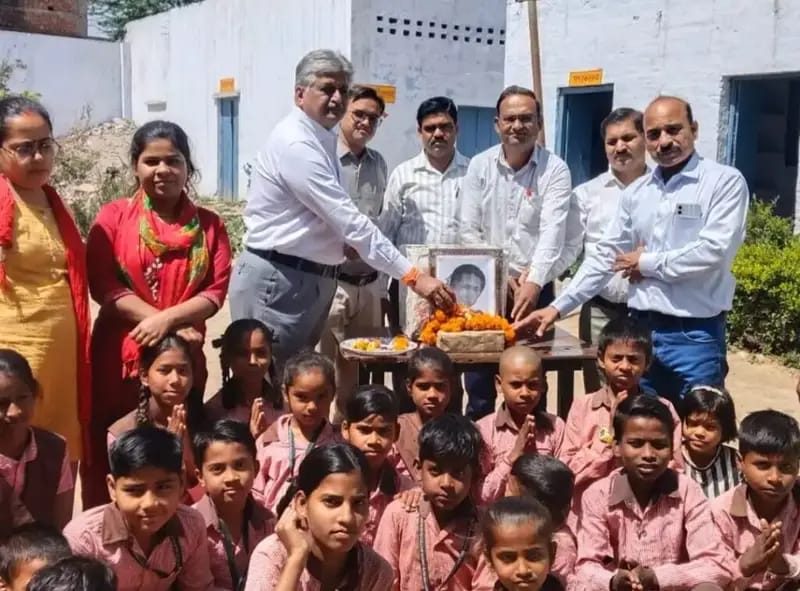 आशा भोंसले के निधन पर हुई शोक सभा , प्रधानाचार्य सहित स्टाफ ने दी श्रद्धांजलि