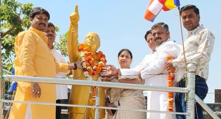 सादाबाद चेयरमैन व मनोनीत सभासद ने डॉ भीमराव अंबेडकर की मूर्ति पर किया माल्यार्पण