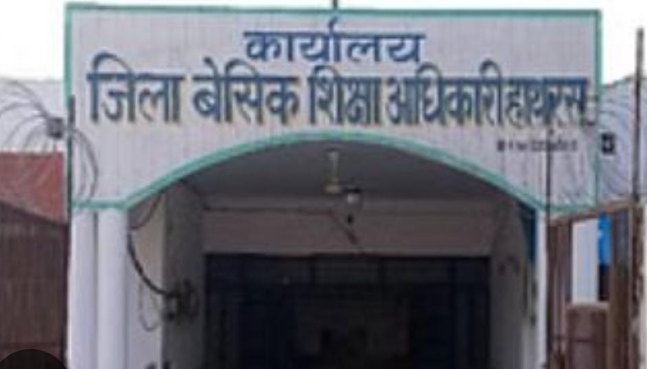 दफ्तर में दबंगई पड़ी भारी, मारपीट की कोशिश करने वाला कर्मचारी सस्पेंड