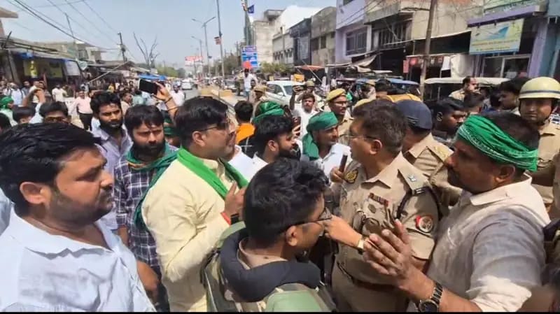 सिकंदराराऊ में भाकियू भानु गुट के समर्थकों और पुलिस के बीच झड़प,गढ़मुक्तेश्वर जा रहे भानु गुट समर्थकों के काफिले को रोकने पर हुआ विवाद