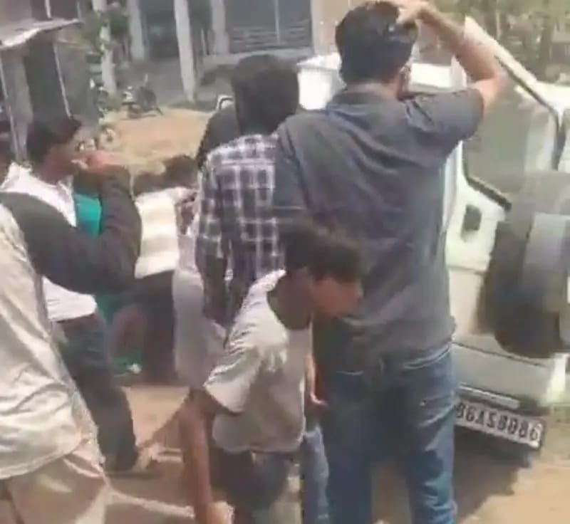 तेज रफ्तार ट्रक की टक्कर से बोलेरो सवार छह श्रद्धालु हुए घायल, अस्पताल में कराया भर्ती