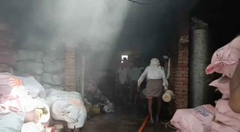शॉर्ट सर्किट के कारण गलीचा धागा बनाने वाली फैक्ट्री में लगी आग, फायर बिग्रेड टीम ने कड़ी मशक्कत के बाद पाया आग पर काबू