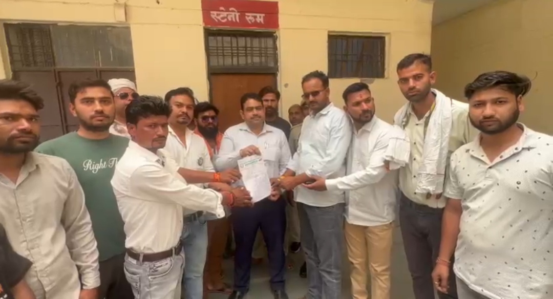 भारतीय किसान यूनियन टिकैत की सासनी तहसील परिसर में हुई पंचायत, विभिन्न समस्याओं को लेकर उपजिलाधिकारी को सौंपा ज्ञापन