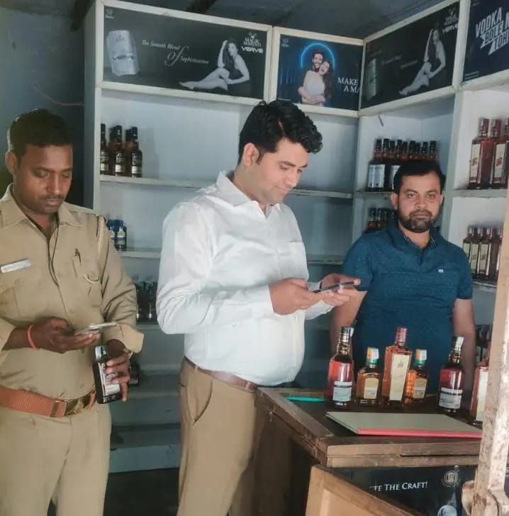 आबकारी विभाग की टीम ने चलाया विशेष चेकिंग अभियान, अवैध शराब के प्रति लोगों को किया जागरूक