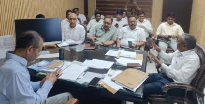 पीपीटी के माध्यम से स्व-गणना के सम्बंध में दी गई जानकारी ,मुख्य विकास अधिकारी ने की खण्ड विकास अधिकारी एवं सहायक विकास अधिकारी (पं०) के साथ बैठक , ग्रामीण क्षेत्र में प्रचार-प्रसार पर दिया जोर