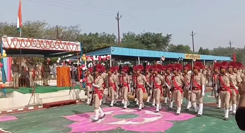 रिजर्व पुलिस लाइन हाथरस में 390 प्रशिक्षु आरक्षियों की दीक्षांत परेड हुई संपन्न, डीआईजी ने बढ़ाया उत्साह