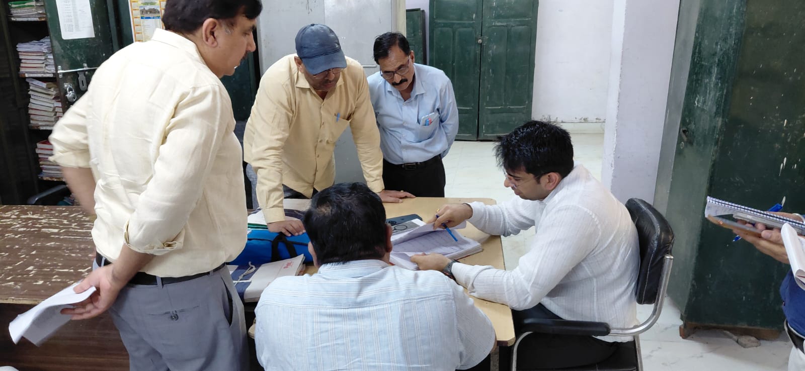 अमीन ने बिना रसीद दिये किसान से लाखों लिये, डीएम का तहसील संग्रह कक्ष पर औचक छापा, जांच कमेटी गठित,देखें video निरीक्षण के बाद क्या बोले डीएम