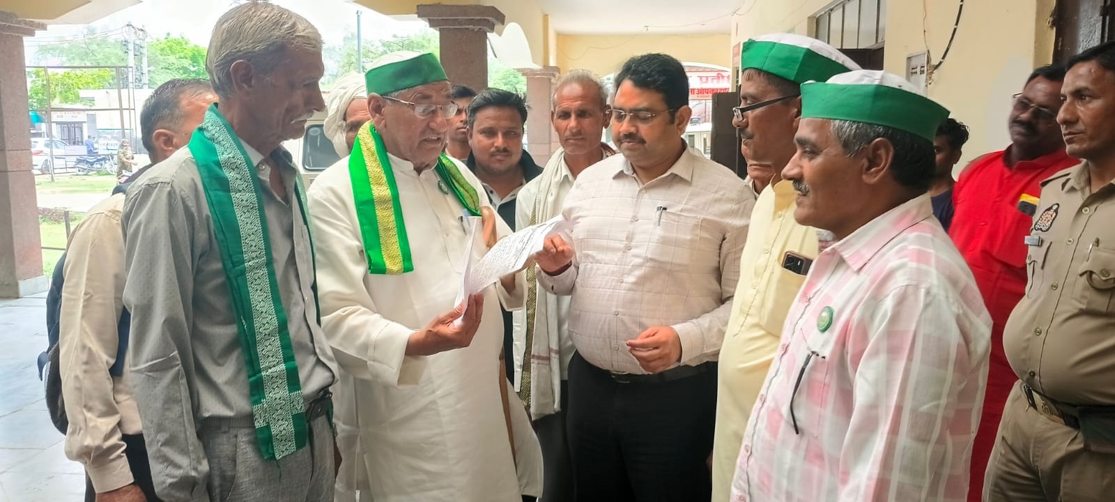 फसलों के मुआवजे और सरकारी खरीद समेत सात सूत्रीय मांगों को लेकर भाकियू का तहसील पर प्रदर्शन