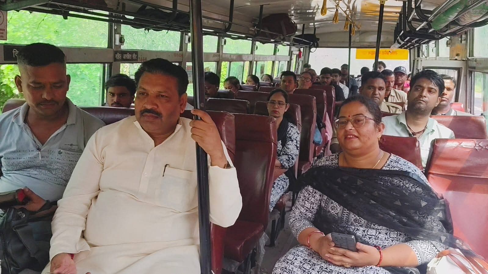 रोडवेज बस से हाथरस पहुँचे सांसद अनूप प्रधान ,प्रधानमंत्री द्वारा पब्लिक ट्रांसपोर्ट अपनाने की अपील के बाद सांसद ने दिया संदेश