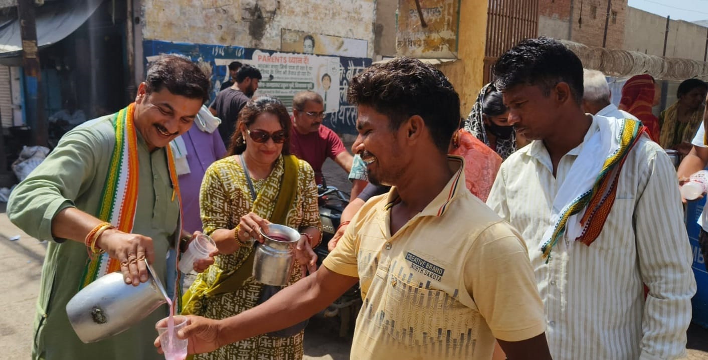 अधिक मास की एकादशी के पावन अवसर पर बाबा बर्फानी मन्दिर पर हुआ मिल्क शेक वितरण