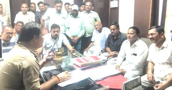 मंडी में दिनदहाड़े चोरी मम्मले में उपजिलाधिकारी व क्षेत्राधिकारी सदर से मिले आढ़ती, सुरक्षा और चोरी के खुलासे की मांग , मंडी सुरक्षा में लगे खराब सीसीटीवी कैमरों और गार्ड को बताया औचित्यहीन
