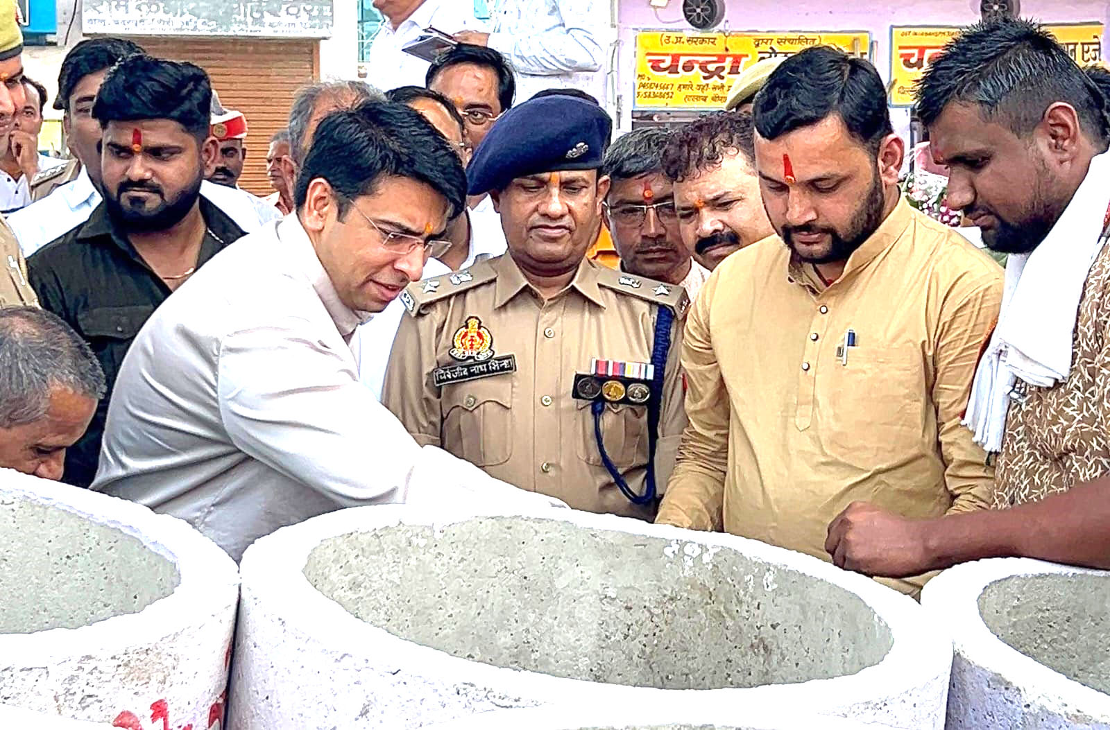 विहिप द्वारा गर्मी में पशु-पक्षियों एवं गौवंश के पेयजल हेतु नगर में लगवाई 101 पानी की टंकियां, डीएम व एसपी ने नारियल फोड़ कर किया भव्य लोकार्पण