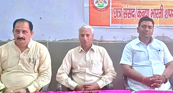 सरस्वती विद्या मंदिर इंटर कॉलेज लेबर कॉलोनी हाथरस में छात्र संसद एवं कन्या भारती शपथ ग्रहण समारोह संपन्न