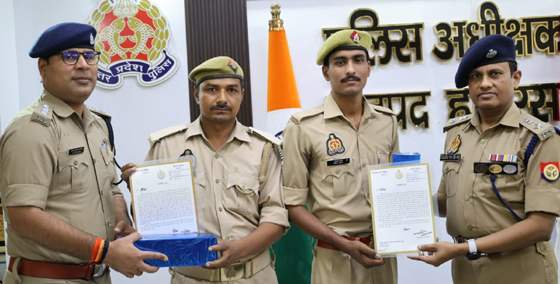 03 लाख का खोया सोने का हार लौटाने वाले प्रशिक्षु आरक्षी और पीआरडी जवान सम्मानित