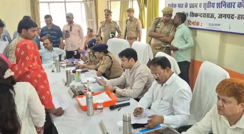 सिकंदराराऊ तहसील में आयोजित सम्पूर्ण समाधान दिवस में जिलाधिकारी और पुलिस अधीक्षक ने फरियादियों की सुनी समस्याएं