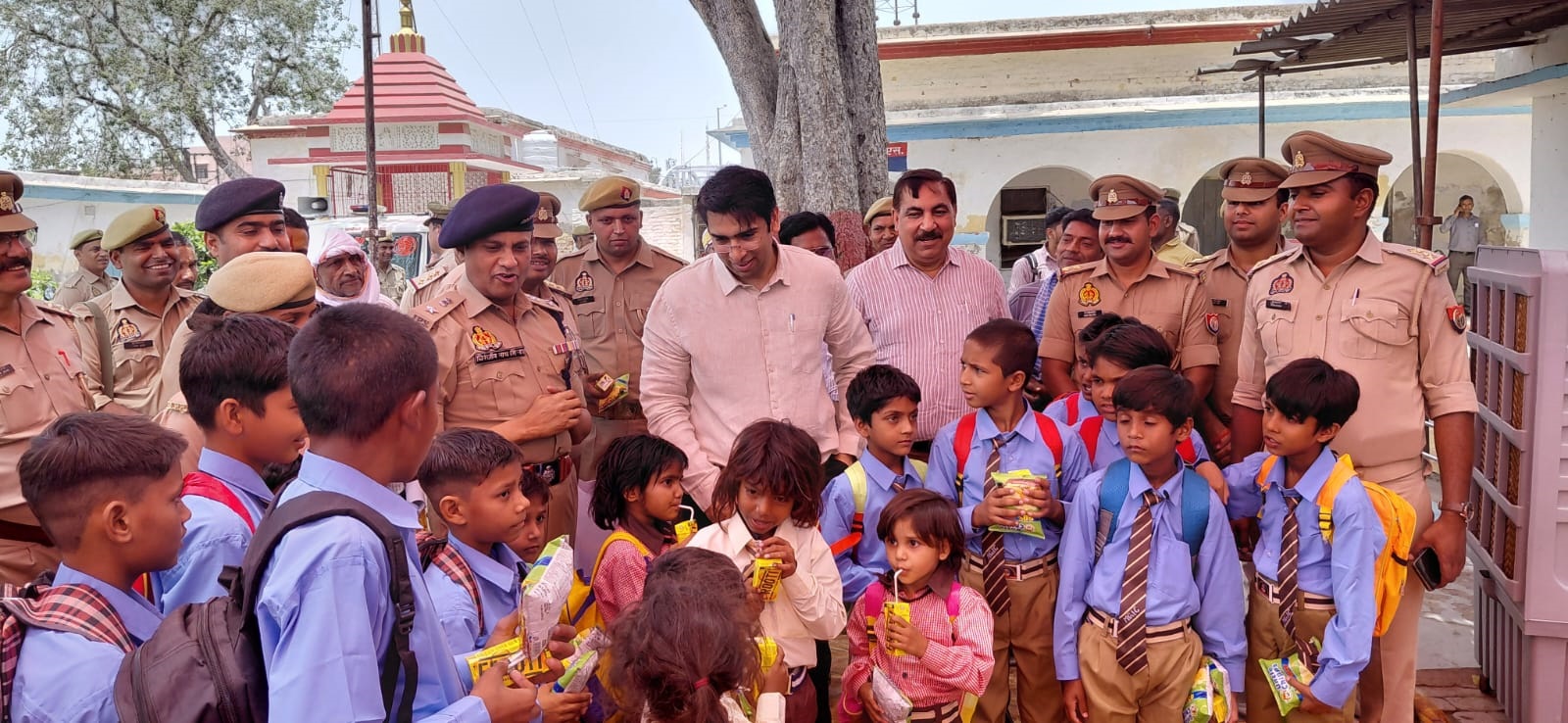 पुलिस टीम द्वारा विशेष अभियान चलाकर 15 बच्चों का विद्यालय में कराया दाखिला