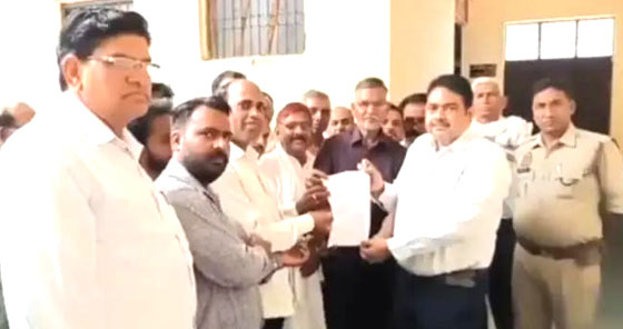 सासनी कोतवाली चौराहे के सौंदर्यीकरण और नामकरण को लेकर स्थानीय लोगों ने राज्यपाल के नाम उपजिलाधिकारी को सौंपा ज्ञापन