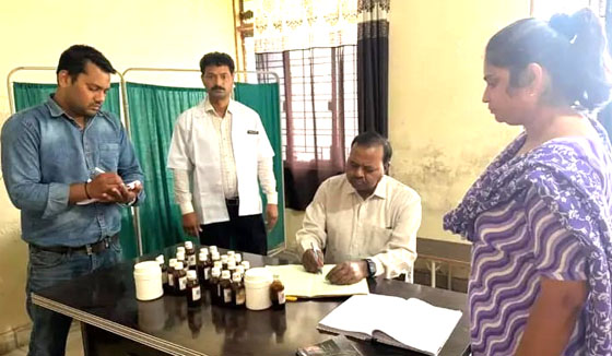 स्वास्थ्य केंद्र पर गंदगी देख नाराज हुये सीएमओ