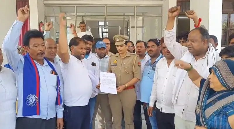 जुल्म के खिलाफ आवाज संगठन के राष्ट्रीय अध्यक्ष पर हुए हमले को लेकर समर्थकों में भारी आक्रोश,एसपी ऑफिस पहुंचकर दिया प्रार्थना पत्र