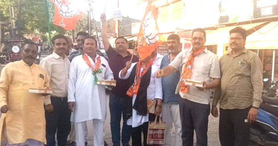 भाजपा को तीन राज्यों में मिली जीत पर पूर्व जिला मिडिया प्रभारी ने बांटी मिठाई