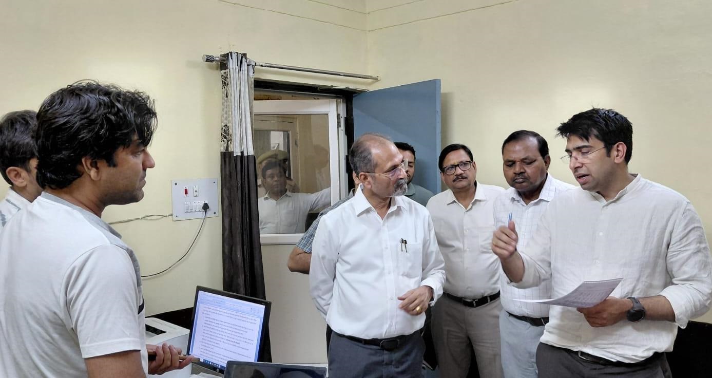 जिलाधिकारी ने मुख्य चिकित्सा अधिकारी कार्यालय का किया औचक निरीक्षण, अभिलेखों के सुव्यवस्थित रखरखाव एवं सुरक्षा व्यवस्था सुदृढ़ करने के दिए निर्देश