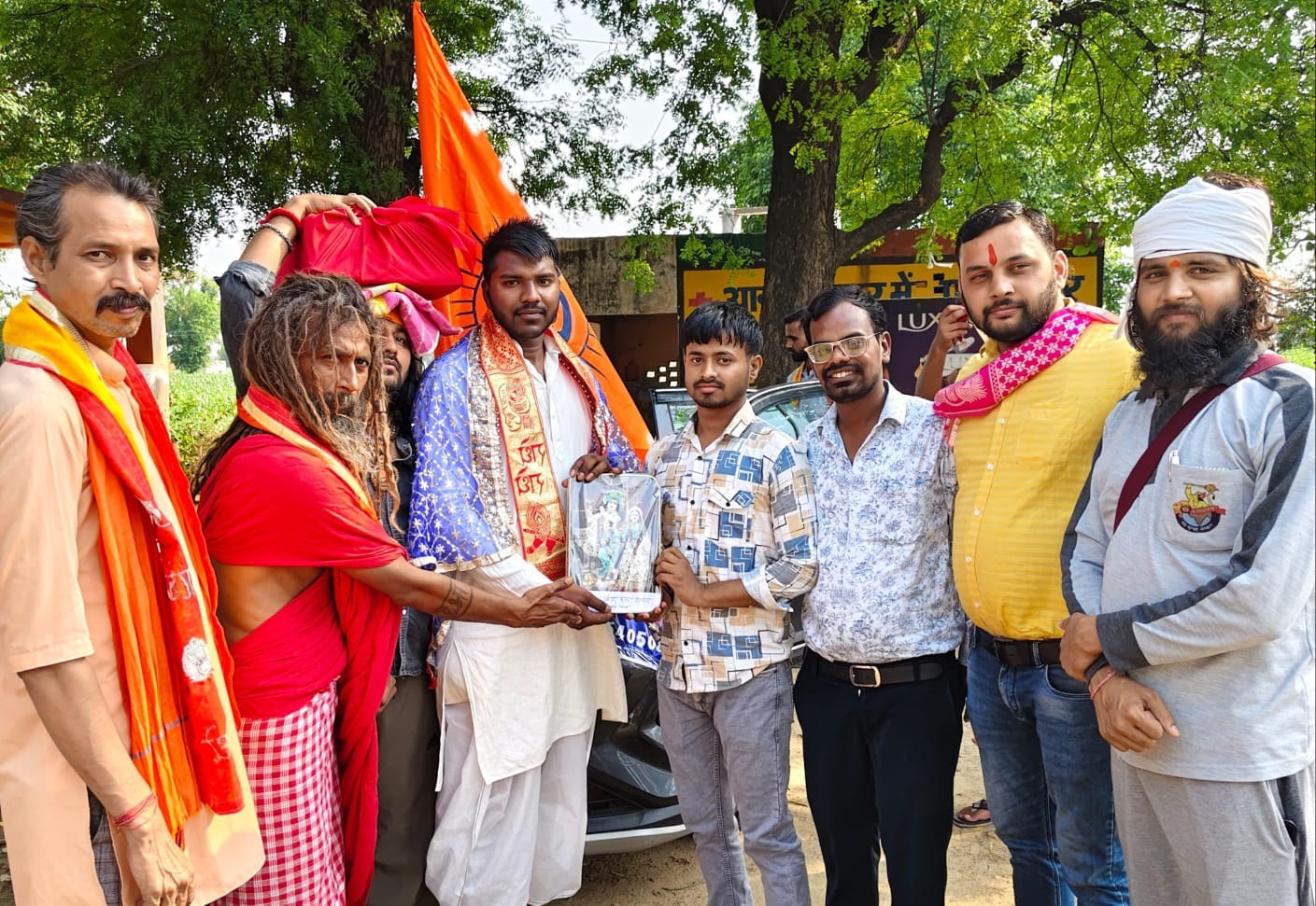 ब्रजभूमि मांस मदिरा मुक्त हेतु निकलने वाली पदयात्रा का विश्व हिंदू परिषद बजरंग दल के पदाधिकारी ने किया भव्य स्वागत