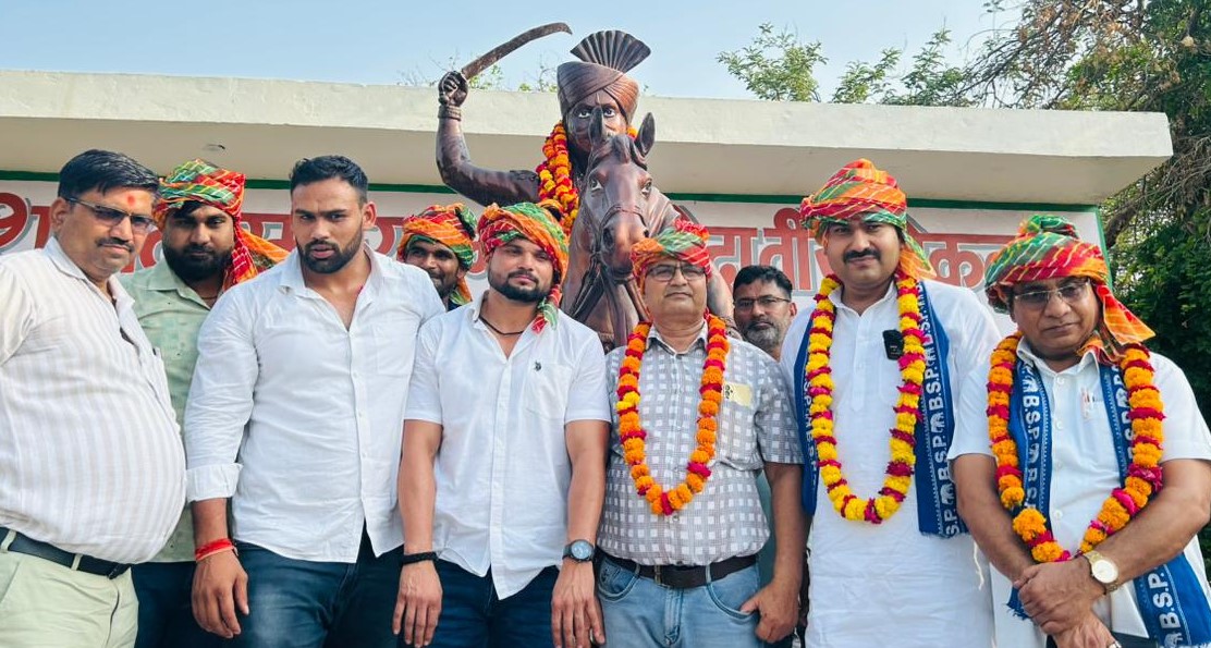 बसपाइयों ने बिसावर में वीर गोकुला जाट की प्रतिमा पर किया माल्यार्पण