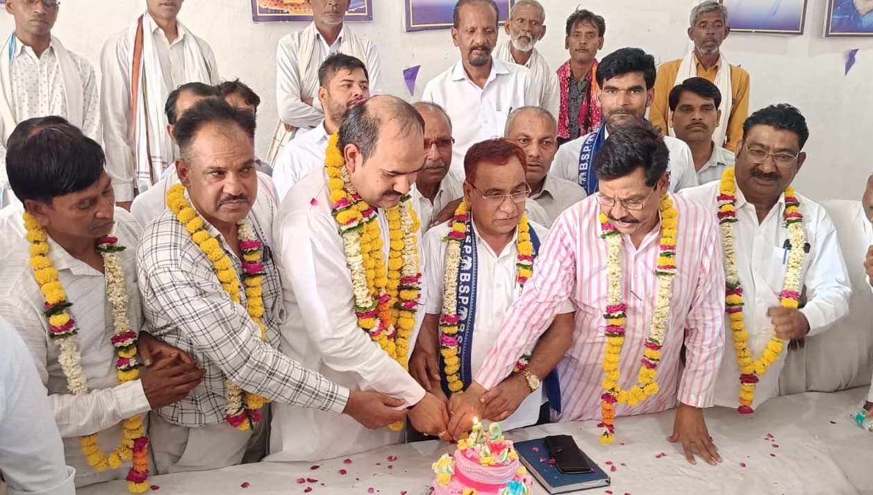 सादाबाद में केक काटकर मनाई हाथरस जिले की 29वीं वर्षगांठ