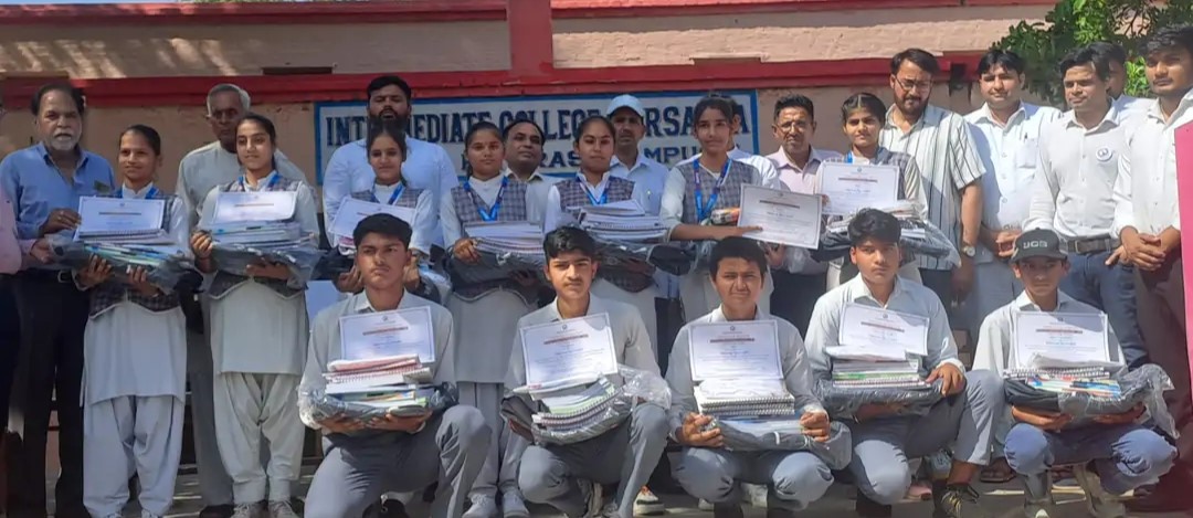 मेधावी विद्यार्थियों को दी दो वर्ष की छात्रवृति, बांटी शैक्षणिक किट