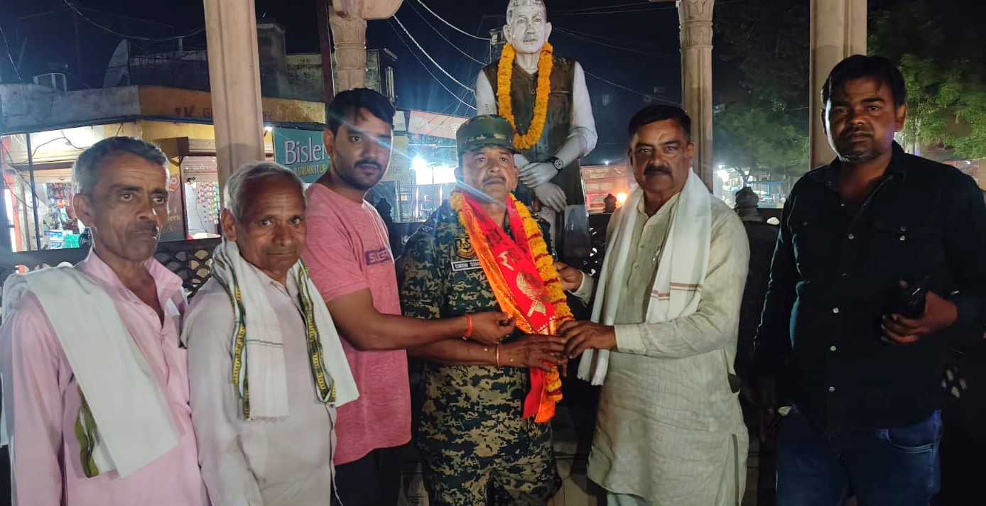 43 साल बाद बीएसएफ से सेवानिवृति के बाद गांव पहंुचे इंस्पेक्टर चोब सिंह, हुआ स्वागत