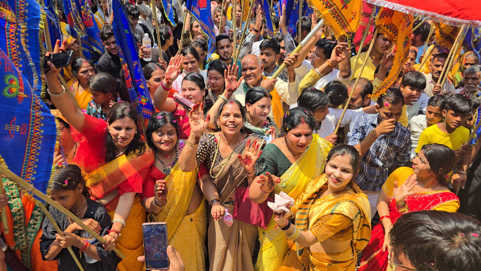 सादाबाद में निकली निशान यात्रा में उमड़ा जनसैलाब, लहराए श्यामध्वज