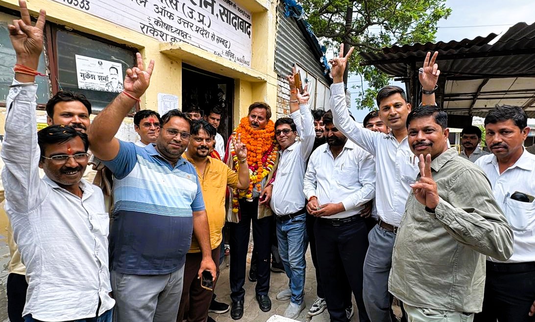 दी बार एसोसिएशन सादाबाद के वार्षिक चुनाव की नामांकन प्रक्रिया पूरी, साथी अधिवक्ताओं ने लगाए बार एकता जिंदाबाद के नारे