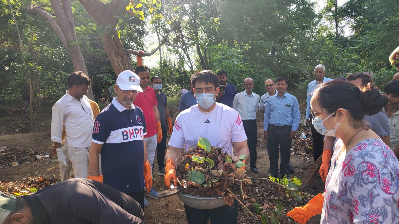 कलेक्ट्रेट पर चला स्वच्छता अभियान, जिलाधिकारी ने संभाली झाड़ू और फावड़ा, अंतरराष्ट्रीय श्रम दिवस पर प्रशासन का संदेश-स्वच्छता अपनाएं, स्वस्थ रहें।