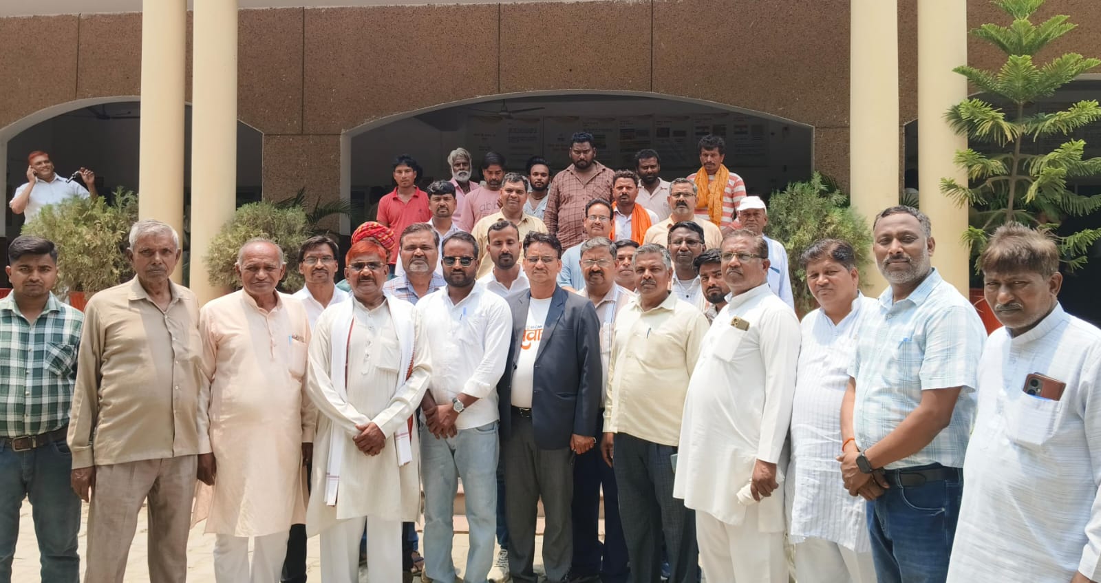 सासनी के कोतवाली चौराहा पर गोल चक्कर बनाकर लगे सम्राट अशोक की प्रतिमा , दर्जनों लोगों ने जिलाधिकारी कार्यालय पहुंचकर दिया ज्ञापन