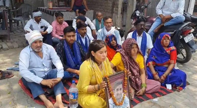 दो माह बाद भी आरोपियों पर नहीं हुई कार्यवाही , अभिलाष के परिजनों ने सीओ सिटी कार्यालय के बाहर किया धरना प्रदर्शन