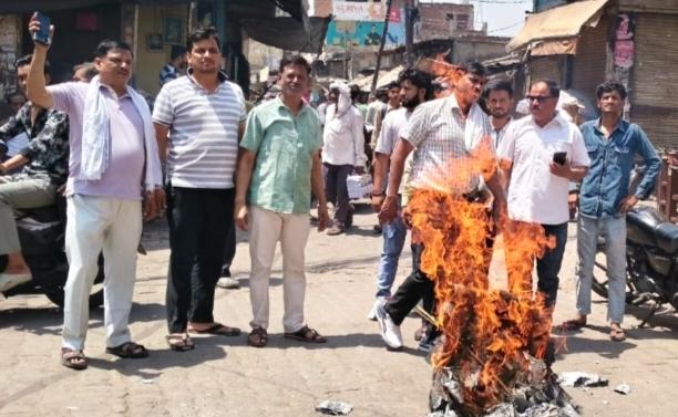 अभद्र टिप्पणी के विरोध में राजकुमार भाटी का घंटाघर चौराहे पर पुतला दहन, रोष व्यक्त