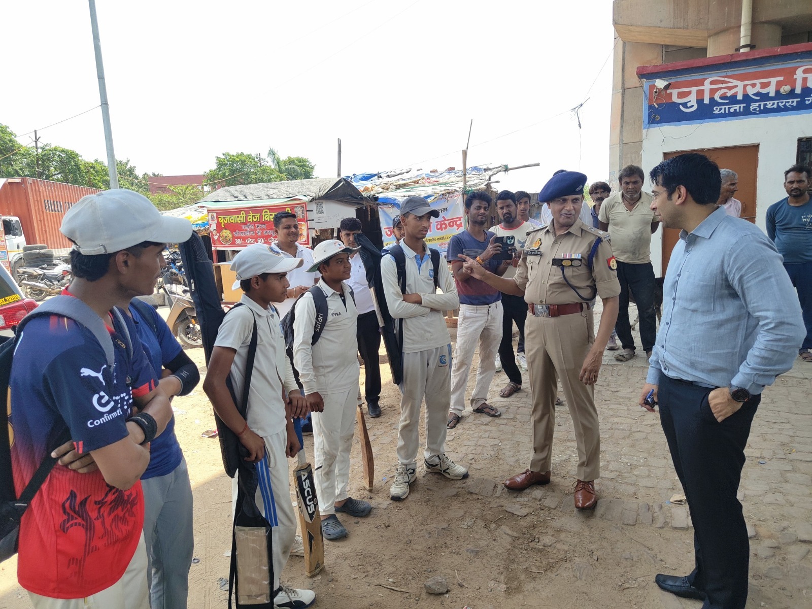 डीएम-एसपी ने बच्चों से साझा किए सफलता के मंत्र, शिक्षा और खेल पर दिया जोर ,डीएम-एसपी ने छात्राओं से की आत्मीय बातचीत