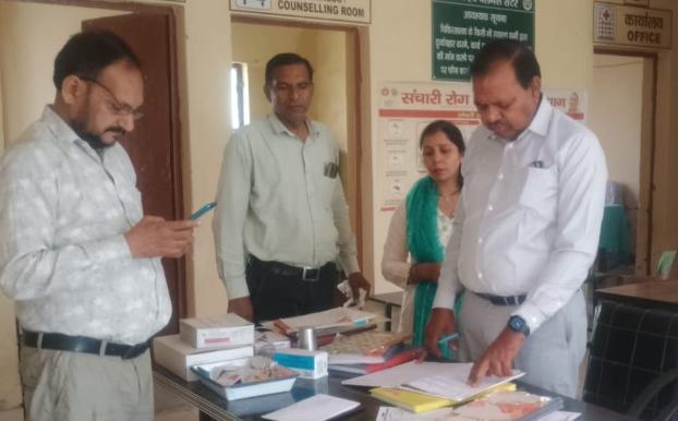 सीएमओ के निरीक्षण में प्राथमिक स्वास्थ्य केंद्र श्रीनगर के प्रभारी चिकित्सा अधिकारी डॉ. ललितेश अनुपस्थित,वेतन रोकने के निर्देश