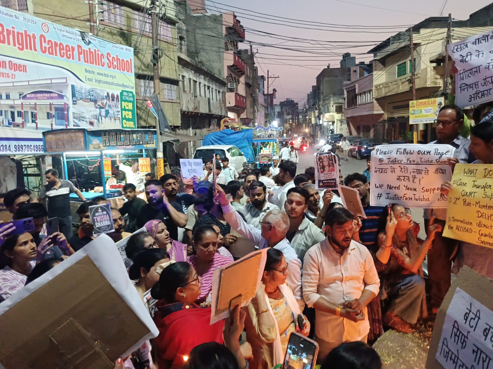त्विशा शर्मा मौत मामले में न्याय की मांग तेज, हाथरस में परिजनों ने निकाला कैंडल मार्च,भोपाल में संदिग्ध परिस्थितियों में हुई थी विवाहिता त्विशा शर्मा की मौत