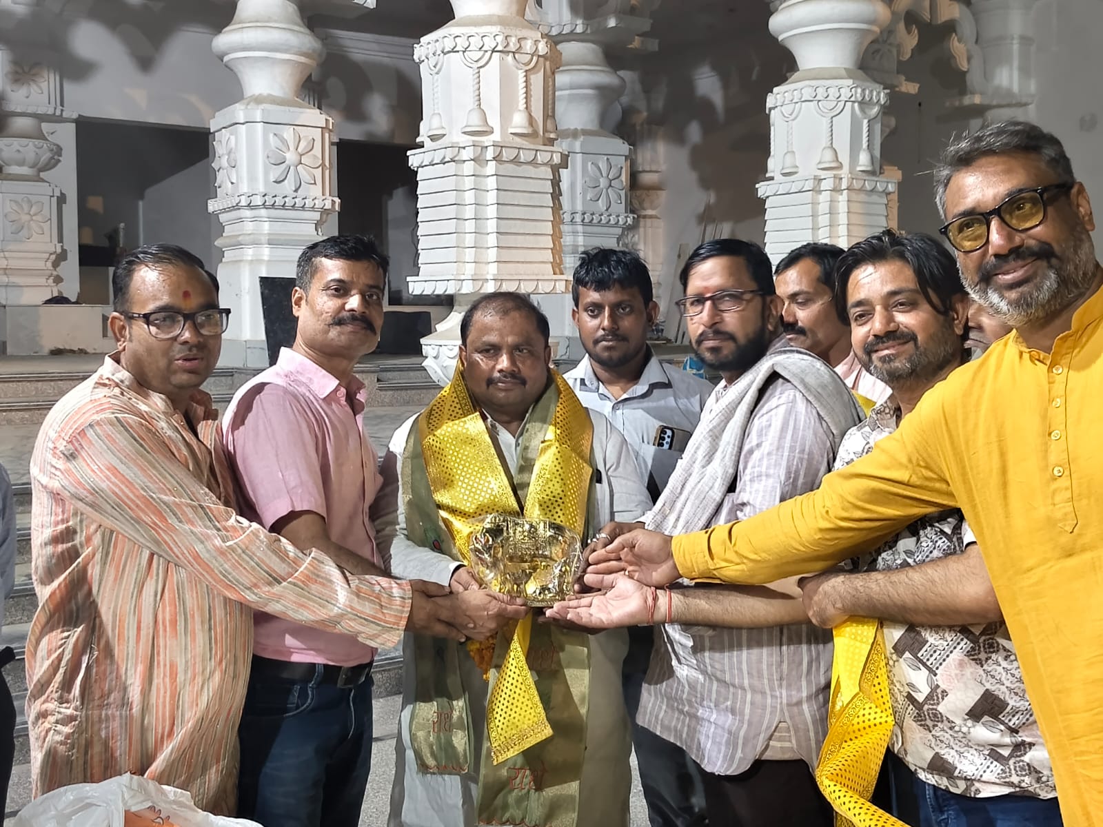 प्रमुख समाजसेवी व गौ सेवक देवेंद्र सिंह तोमर का हर्षउल्लास के साथ मनाया जन्मदिवस , आरएसएस पदाधिकारीयों ने गौ माता की मूर्ति भेंट कर दी शुभकामनाएं