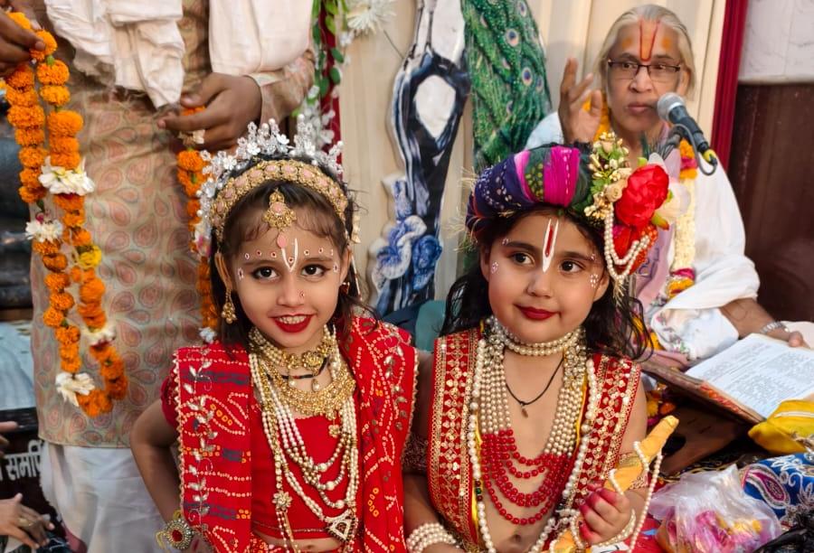 ठा. कन्हैयालाल जी मंदिर में चल रही कथा में बोले व्यासाचार्य-भक्तों के लिये रणछोड़ कहलाये