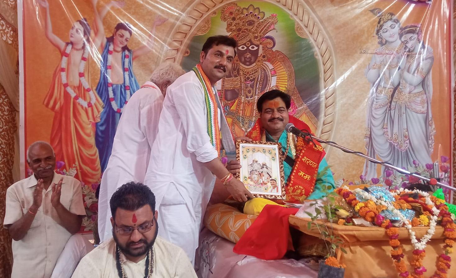 भागवत केवल कथा नहीं, जीवन को सुधारने का दिव्य मार्ग :भागवताचार्य पंडित मनोज द्विवेदी, कांग्रेस नेता ने भागवताचार्य का पीत वस्त्र ओढ़ाकर एवं प्रतीक चिन्ह भेंट कर किया सम्मानित
