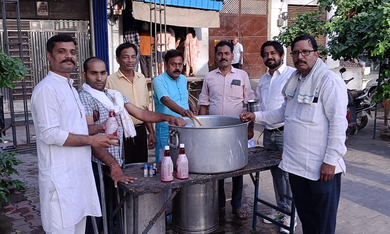 पद्मिनी एकादशी पर विश्वकर्मा शाखा द्वारा मीठे शर्बत का वितरण