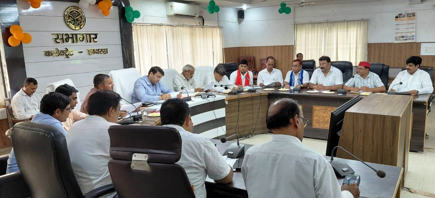 निर्वाचन तैयारियों को लेकर राजनीतिक दलों के साथ बैठक, मतदेय स्थलों के पुनर्गठन पर जोर