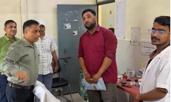 सामुदायिक स्वास्थ्य केन्द्र सहपऊ का मुख्य चिकित्साधिकारी डॉ. वेद प्रकाश ने किया औचक निरीक्षण