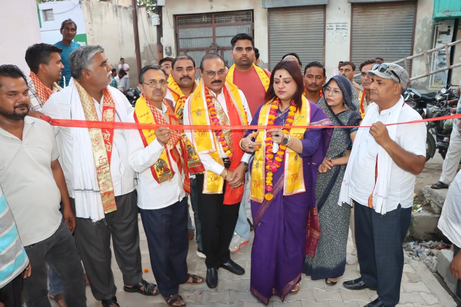 वार्ड 10 में सीसी सड़क व नाली निर्माण कार्य का लोकार्पण , क्षेत्रवासियों ने पालिकाध्यक्ष श्वेता चौधरी व पूर्व सांसद राजेश दिवाकर का किया स्वागत
