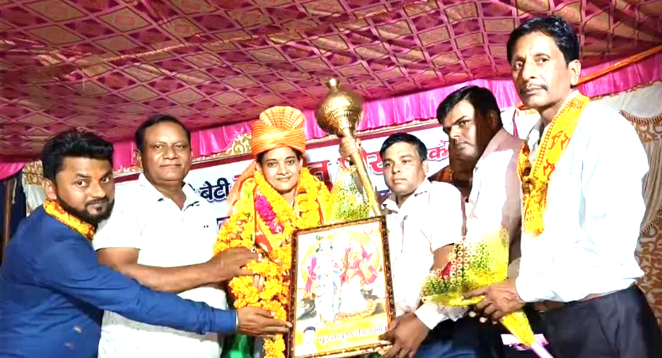 विश्व योगासन चैंपियन रितु पौरुष का न्यू राधा कृष्ण सेवा समिति ने किया भव्य सम्मान