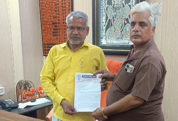 हाथरस के विकास को लेकर मुख्यमंत्री के नाम मांगपत्र भाजपा जिलाध्यक्ष को सौपा, स्थानीय उद्योगों को बढ़ावा देने सहित पांच प्रमुख मांगें